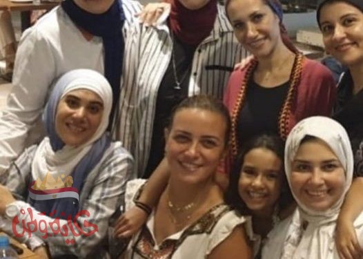 أثارت ريهام عبدالغفور جدلا على السوشيال ميديا بصورة مع صديقتها المحجبات