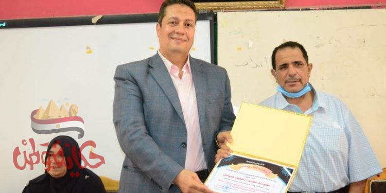 الورداني مدير عام تعليم سيدي سالم يكرم عبيدي رئيس مجلس أمناء إدارة سيدي سالم التعليميه