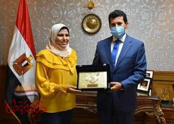 صبحي” يُكرم الطالبة آية طه حسين لتفوقها العلمي بالثانوية العامة 