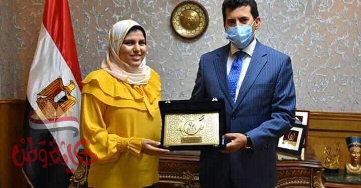 صبحي” يُكرم الطالبة آية طه حسين لتفوقها العلمي بالثانوية العامة