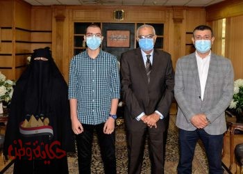 رئيس جامعة المنصورة يهدى منحة ببرنامج مانشستر لطب الاسنان لطالب التحدى