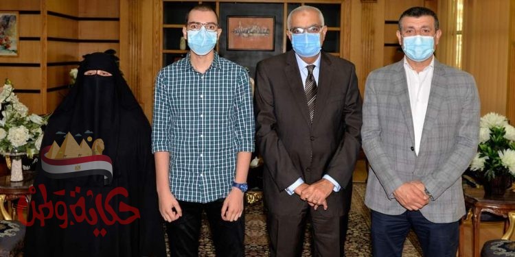 رئيس جامعة المنصورة يهدى منحة ببرنامج مانشستر لطب الاسنان لطالب التحدى