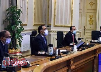 رئيس الوزراء يتابع موقف المشروعات التنموية والخدمية الجارى تنفيذها فى محافظة السويس