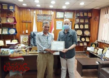 وكيل وزارة الصحة بالشرقية يكرم الأستاذ فني المطبعة بالمديرية لبلوغه سن المعاش