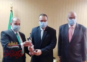 الهيئة العامة للتأمين ” تُهدى درع الهيئة لمحافظ الشرقية تقديراً لجهوده ودعمه لمنظومة التأمين الصحي بالمحافظة