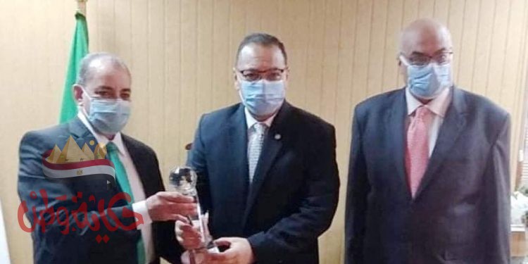 الهيئة العامة للتأمين ” تُهدى درع الهيئة لمحافظ الشرقية تقديراً لجهوده ودعمه لمنظومة التأمين الصحي بالمحافظة