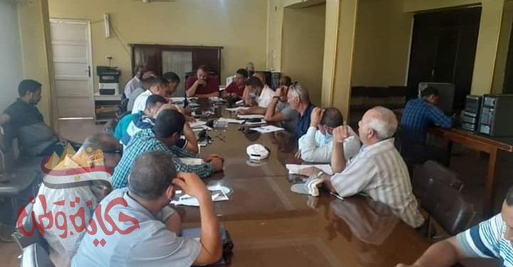 شريف هيكل يعقد اجتماعا بنواب المركز والمدينة ورؤساء القرى ومدير إدارة التخطيط والإدارة الهندسية