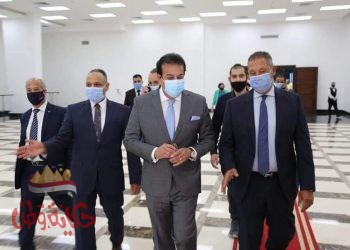 عبد الغفار” يتفقد “إيفا فارما” للأدوية ويطلع على مشروع تصنيع المواد الخام لمكافحة فيروس كورونا