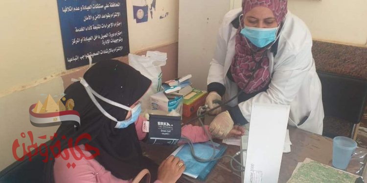 دكتورة هبه عاطف تتابع العمل بمبادرة الإمراض المزمنة بعيادة ابشواي الشاملة للتامين الصحي