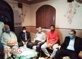 ” غراب ” يُقدم واجب العزاء لأسرة عامل نظافة بحي أول بقرية دويده بالزقازيق