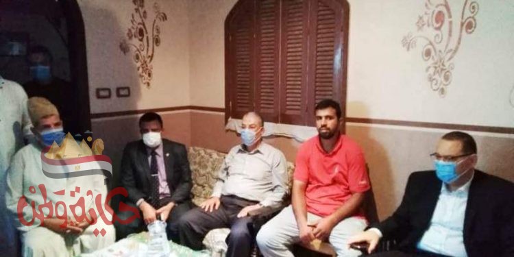 ” غراب ” يُقدم واجب العزاء لأسرة عامل نظافة بحي أول بقرية دويده بالزقازيق