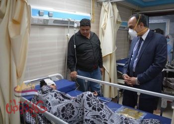 نائب محافظ المنيا يتابع حالة المصابين في حادث تصادم سيارة بميكروباص
