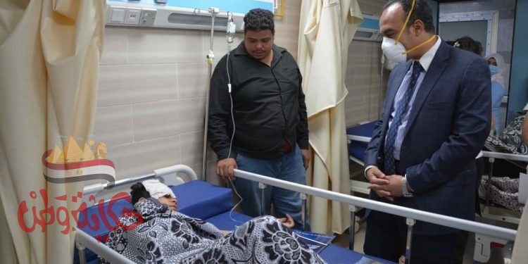 نائب محافظ المنيا يتابع حالة المصابين في حادث تصادم سيارة بميكروباص