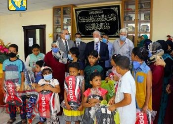 محافظ جنوب سيناء يستقبل طلاب المدارس بديوان عام المحافظة