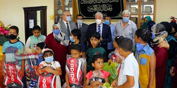 محافظ جنوب سيناء يستقبل طلاب المدارس بديوان عام المحافظة