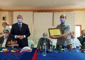 وكيل وزارة الصحة بالشرقية يكرم مراقب عام أغذية الإدارة الصحية بالحسينية لبلوغه سن المعاش