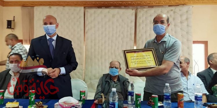 وكيل وزارة الصحة بالشرقية يكرم مراقب عام أغذية الإدارة الصحية بالحسينية لبلوغه سن المعاش