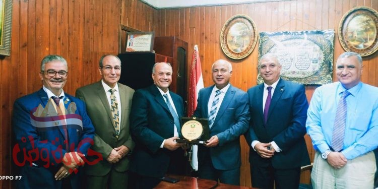 نقابة أطباء الأسنان تكرم وكيل وزارة الصحة بالغربيه