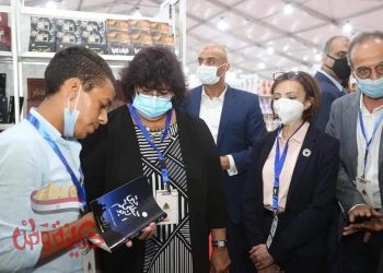 “كريم محمد” اصغر روائى فى مصر يهدى وزيرة الثقافة روايته الجديدة حتى تنطفى النجوم بمعرض الاسكندرية للكتاب