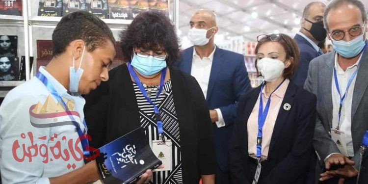 “كريم محمد” اصغر روائى فى مصر يهدى وزيرة الثقافة روايته الجديدة حتى تنطفى النجوم بمعرض الاسكندرية للكتاب