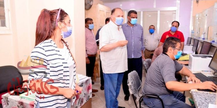 محافظ أسيوط يتفقد 3 مراكز تكنولوجية بحى شرق وغرب ومركز أسيوط للوقوف على سير العمل فى تلقى طلبات التصالح