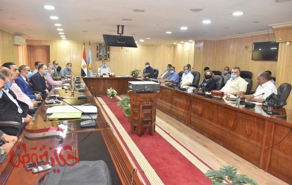 محافظ أسيوط يلتقى بعض أهالى قرى مركز ديروط لمناقشة احتياجات القرى وايجاد الحلول لها