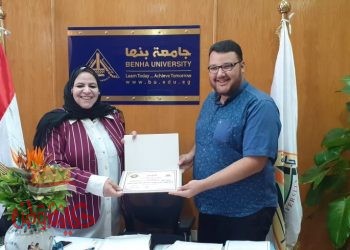 أمين عام جامعة بنها تكرم مندوب وزارة المالية
