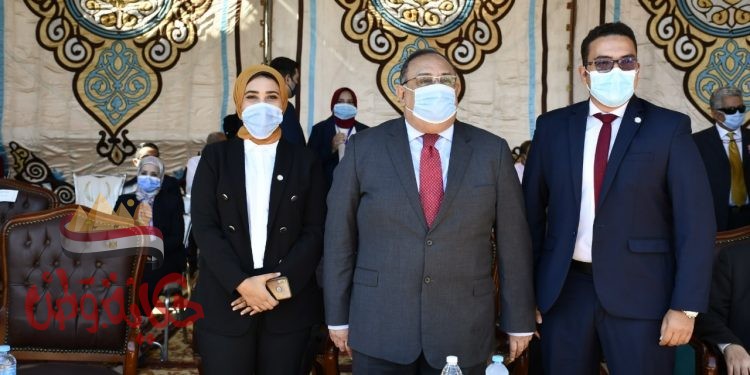 رئيس جامعة حلوان يرفع علم مصر خلال فعاليات حفل استقبال الطلاب الجدد والقدامى للعام الجامعي ٢٠٢٠ – ٢٠٢١