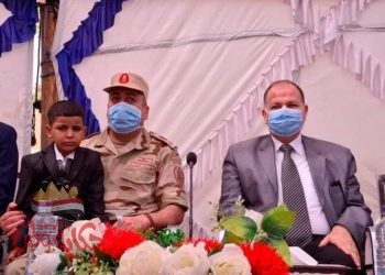 محافظ أسيوط وقائد المنطقة الجنوبية يكرمان نجل الشهيد “أحمد محمد علي”