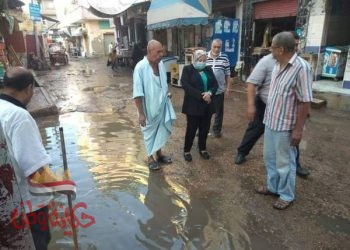 سلوى زكى تتابع أعمال كسح مياة الأمطار المتراكمة بمركز ومدينة رشيد .