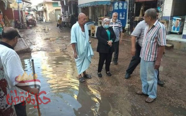 سلوى زكى تتابع أعمال كسح مياة الأمطار المتراكمة بمركز ومدينة رشيد .