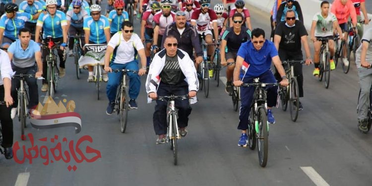 وزير الرياضة يقود ماراثون للدراجات الهوائية بالإسكندرية