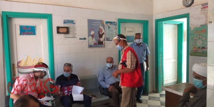 وكيل وزارة الصحة يتابع حالات مصابة بالكورونا في نقادة