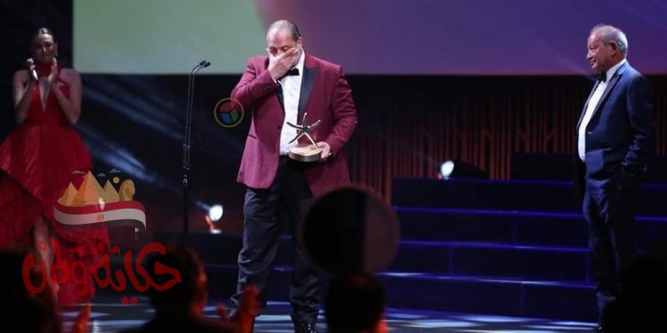 انهيار خالد الصاوي في البكاء خلال تكريمه في مهرجان الجونة