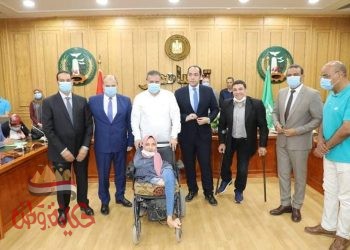 محافظ المنوفية يستقبل ويقرر صرف إعانات مالية عاجلة وتعين ذوي الهمم