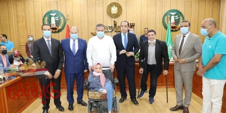 محافظ المنوفية يستقبل ويقرر صرف إعانات مالية عاجلة وتعين ذوي الهمم