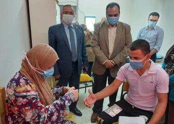 نائب رئيس جامعة بنها لشئون التعليم والطلاب يتفقد إجراءات الكشف الطبي على الطلاب الجدد