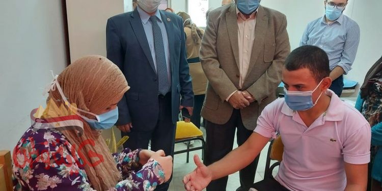 نائب رئيس جامعة بنها لشئون التعليم والطلاب يتفقد إجراءات الكشف الطبي على الطلاب الجدد