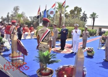 محافظ أسيوط وقائد المنطقة الجنوبية العسكرية يضعان إكليل الزهور على قبر الجندي المجهول بمناسبة الذكرى الـ 47 لانتصارات أكتوبر