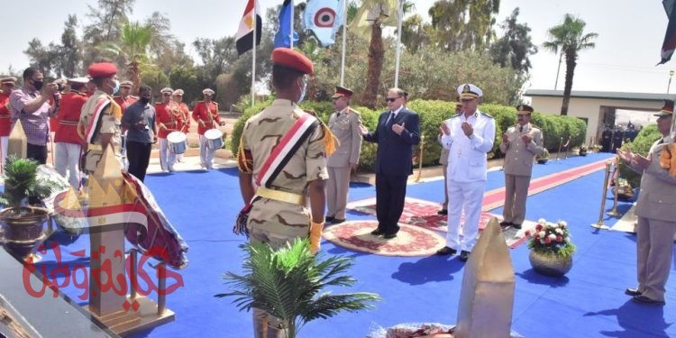 محافظ أسيوط وقائد المنطقة الجنوبية العسكرية يضعان إكليل الزهور على قبر الجندي المجهول بمناسبة الذكرى الـ 47 لانتصارات أكتوبر
