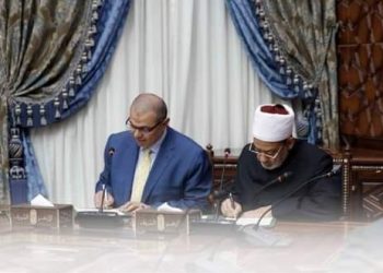 شيخ الأزهر وسعفان : صرف 500 جنيه من بيت الزكاة شهرياً حتي نهاية ديسمبر المقبل