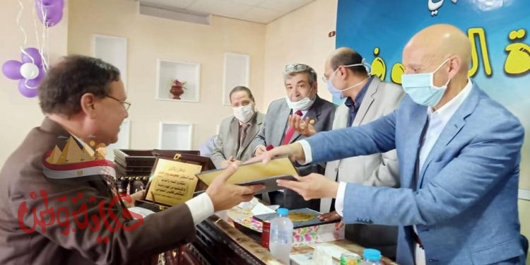 وكيل وزارة الصحة بالشرقية يتفقد مستشفيات حميات فاقوس وفاقوس النموذجي ويكرم عدد من الأطباء