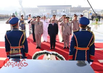 السيد الرئيس يضع اكليل من الزهور علي قبر الرئيس الراحل انور السادات