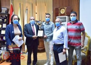 رئيس جامعة بنى سويف يكريم أبناء العاملين المتفوقين في الثانوية العامة