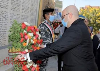 محافظ بني سويف يضع إكليل من الزهور على النصب التذكاري لقبر الجندي المجهول