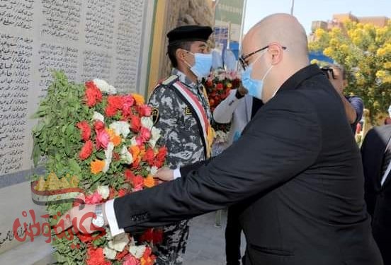 محافظ بني سويف يضع إكليل من الزهور على النصب التذكاري لقبر الجندي المجهول