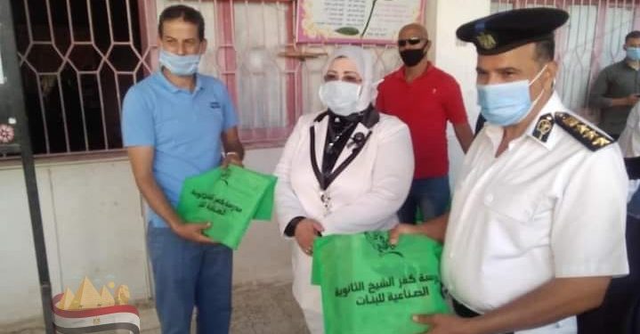  تعليم كفرالشيخ توزع الكتب المدرسية  علي الطالبات وسط إجراءات احترازية مشددة