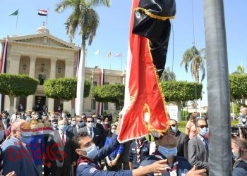عبد الغفار والخشت يشهدان تحية العلم وعزف النشيد الوطنى بحرم جامعة القاهرة