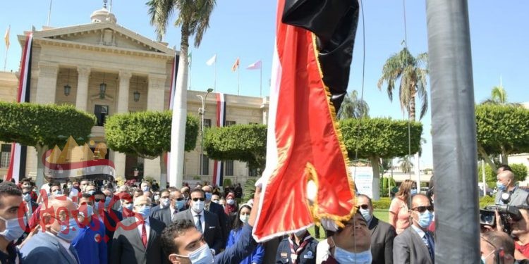 عبد الغفار والخشت يشهدان تحية العلم وعزف النشيد الوطنى بحرم جامعة القاهرة