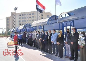 طلاب جامعة كفر الشيخ يؤدون “تحية العلم” بمشاركة رئيس الجامعة